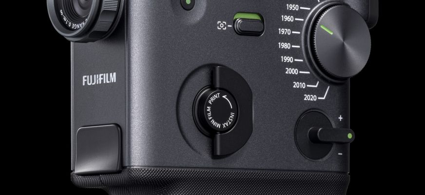 NP Fujifilm Instax mini Evo Cinema 06 basic promotional image